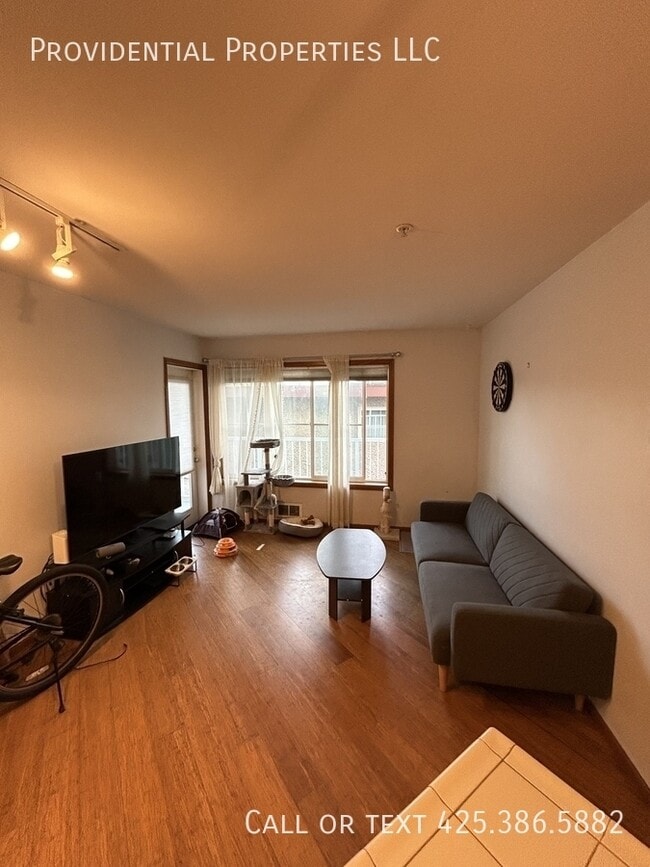 Photo - 2111 Waverly Pl N