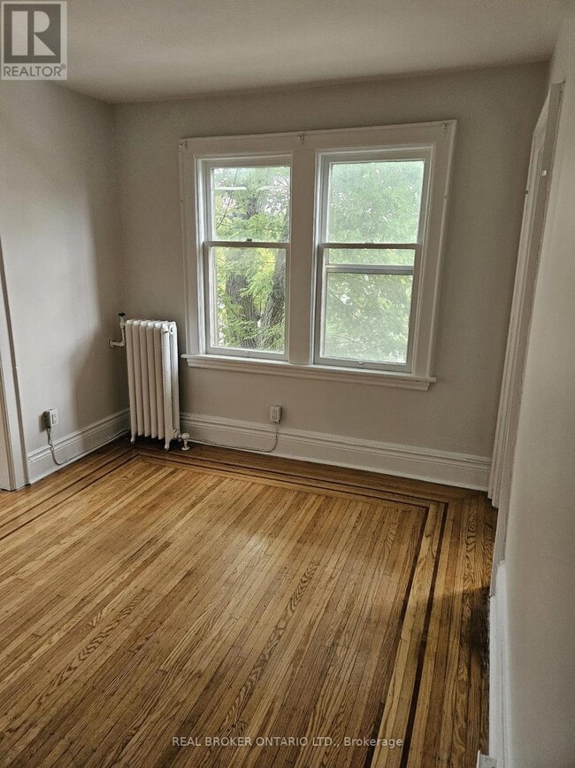 Photo - 983 Main St E Unité 3