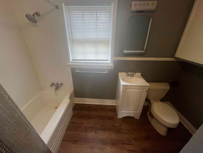 Photo - 817 Moulton St E Unit B