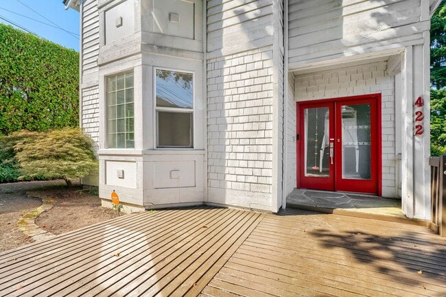 Photo - 422 W Raye St