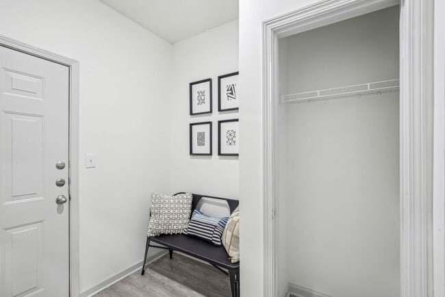 Entrada B3U - Halston Shiloh Valley Apartments