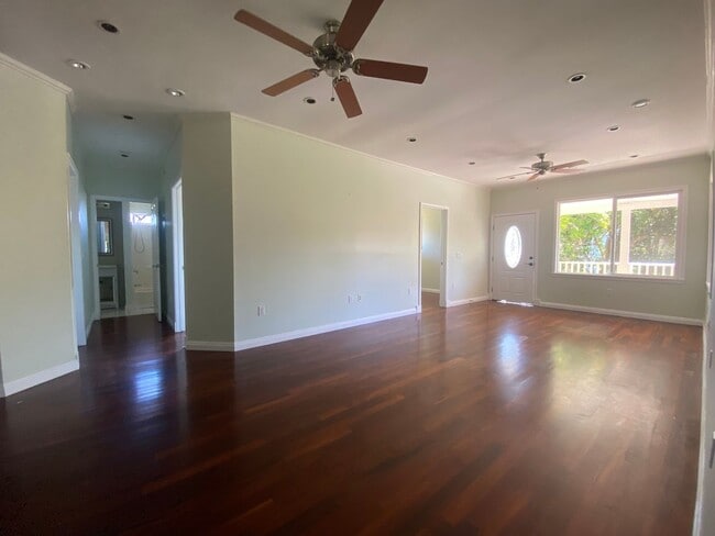 Building Photo - Adorable large 3 Bed, 2 bath with ocean view Rental