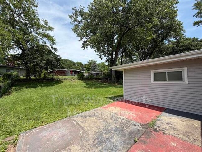 Photo - 835 Bobbins Ln