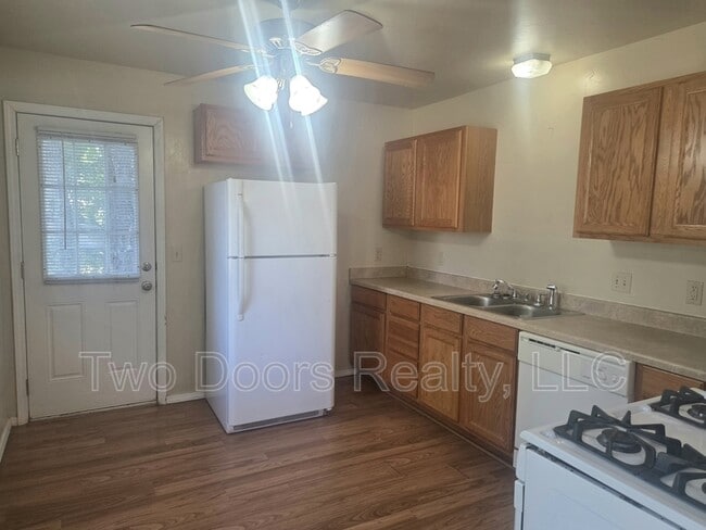 Photo - 405 Armstrong St