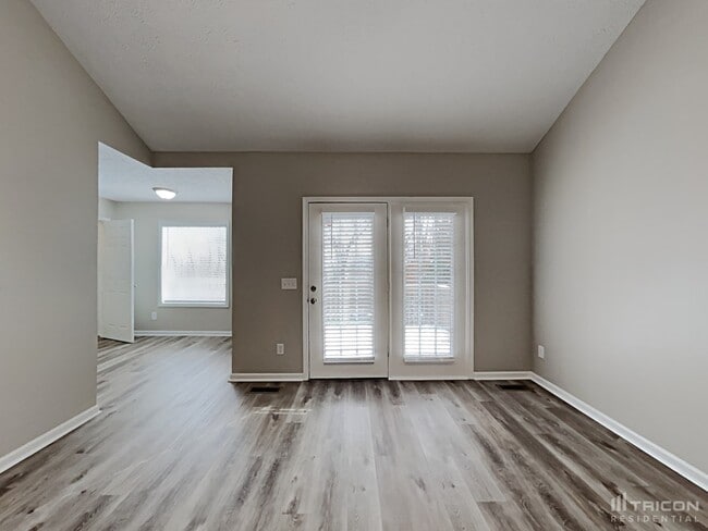 Photo - 989 Chesire Way