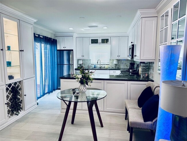 Building Photo - 1010 NE 8th Ave