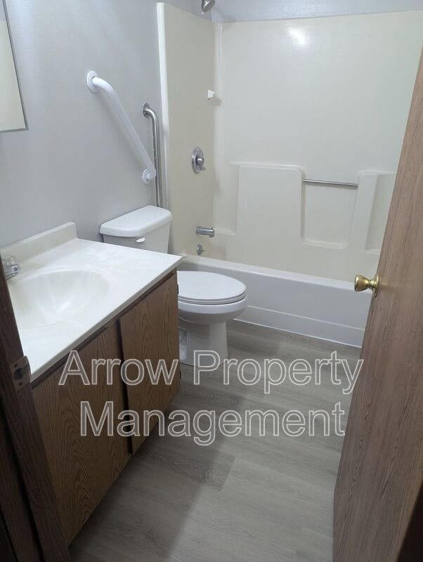 Photo - 305 E N St