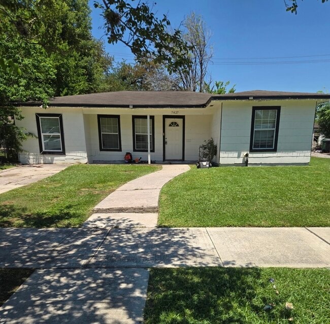 Building Photo - 7427 Arnim St