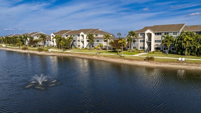 Descubra la belleza de vivir junto al lago en Lexington Palms, con impresionantes exteriores y un ambiente relajante.