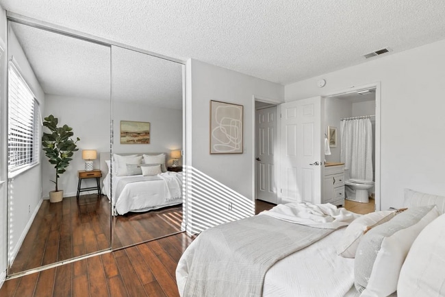 Building Photo - Welcome to this charming, downstairs unit ... Rental