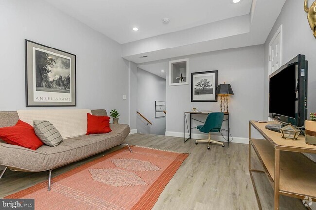 Building Photo - 1709 Bank St Rental