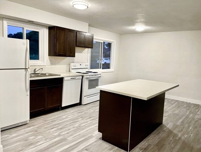 Photo - 721 NE 20th Pl