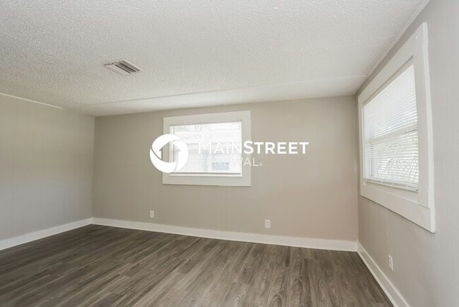 Photo - 3 Bedroom Pet-Friendly Home in St Petersburg, FL with Main Street Renewal