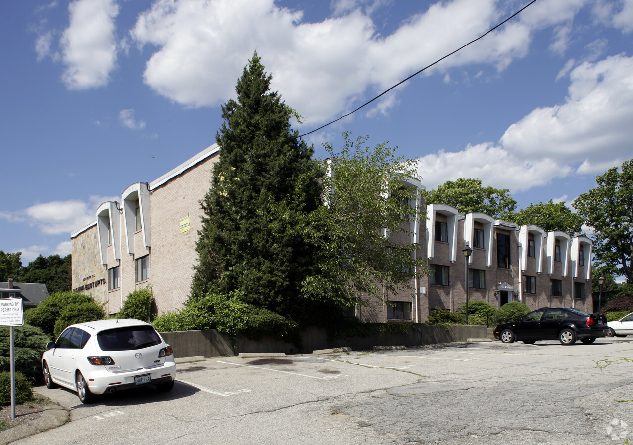 Alumni East Apartments - Alumni East Apartments