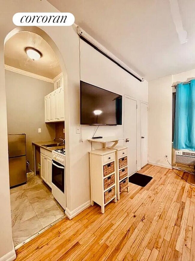 Photo - 2790 Broadway