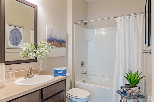 2BR, 2BA - 989SF - Primary Bathroom