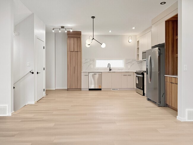 Photo - 9303-9123 123 Ave NW