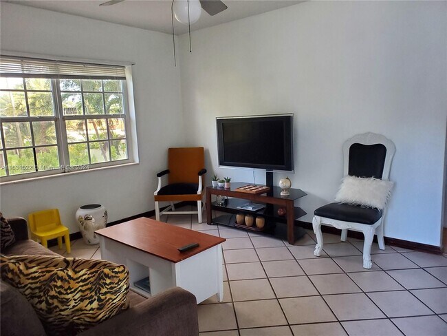 Photo - 1994 SW 17th Ct Unidad 4