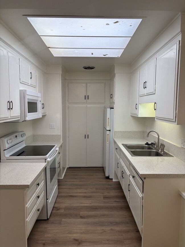 Building Photo - 2280 Via Mariposa W Unit N