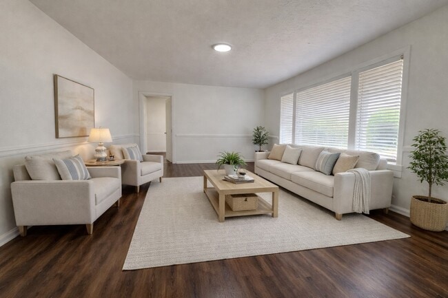 Photo - 209 W Alfred St