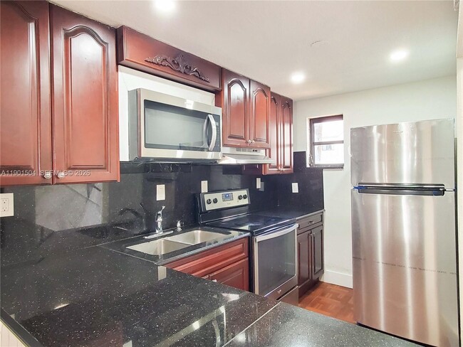 Photo - 1901 NW S River Dr