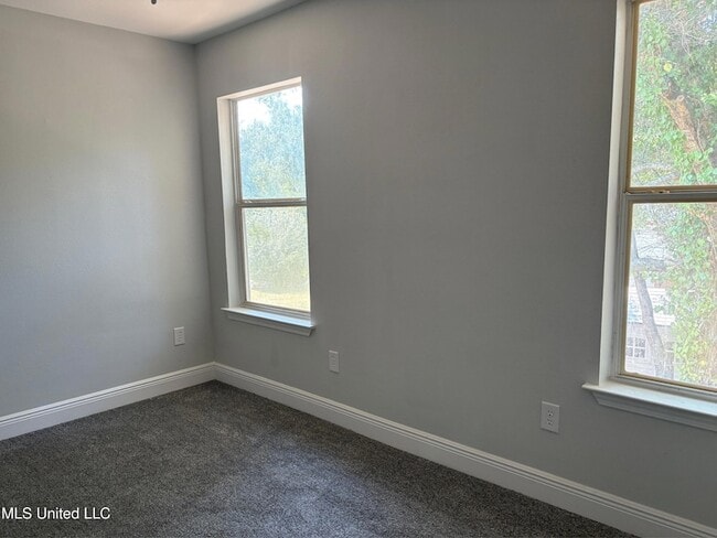 Photo - 233 Milray Ln