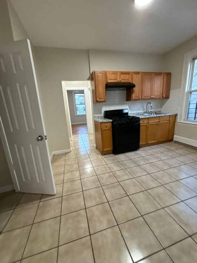 Building Photo - 184 Norwood St Unit 2R Rental