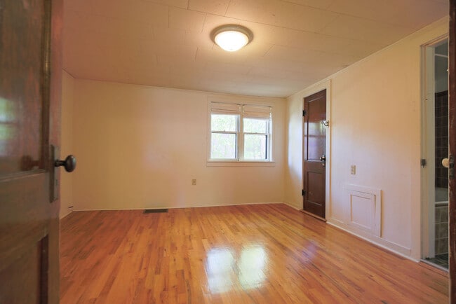 Photo - 802 Ussie Ave