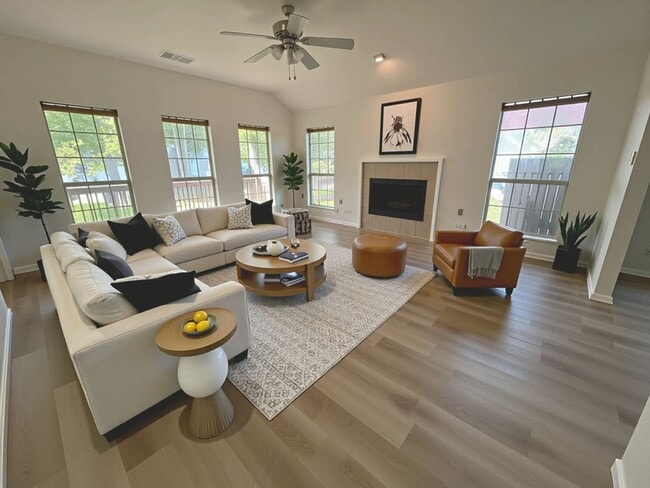 Photo - 4/2 House - North Campus - Includes 2 car ...