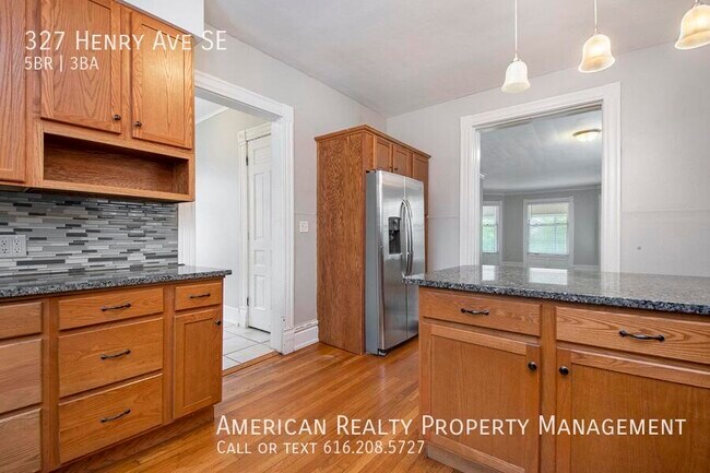 Photo - 327 Henry Ave SE