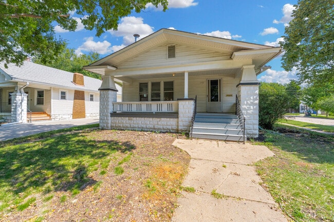 Building Photo - 156 S Estelle St