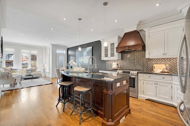 Photo - 721 Markham St