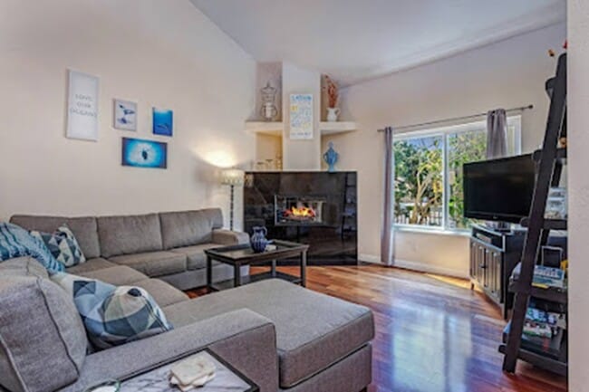 Building Photo - 3843 Riviera Dr Unit 2