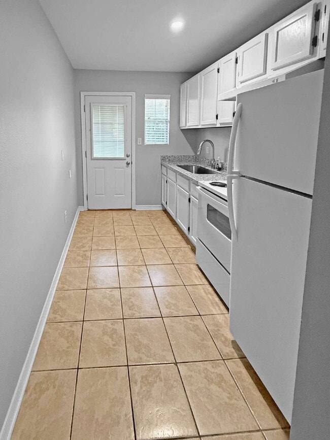 Photo - 5 Ellinor Ct Unit #B