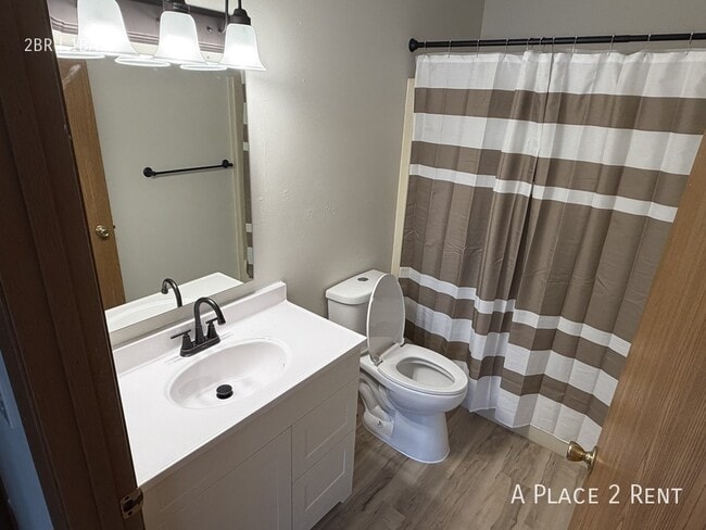 Building Photo - 1733 Hemlock Dr