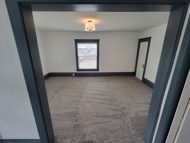 Building Photo - 607 Manchester St Unit 609.5 Manchester Rental