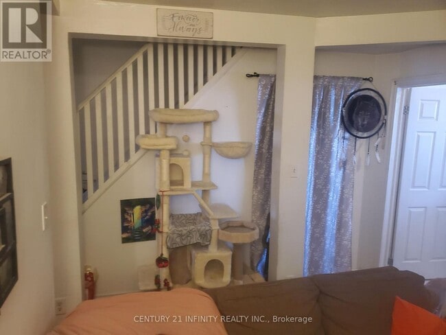 Photo - 134 Simcoe St S Unit 2