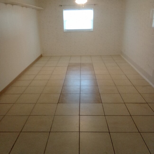 Liv Room - 230 Columbia Dr Rental