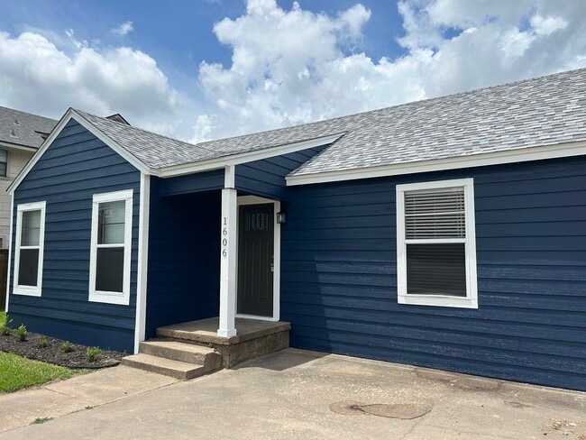 Photo - 1606 N Travis St