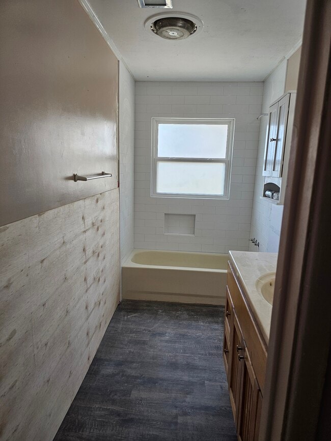 Full bath - 1116 Elmore St