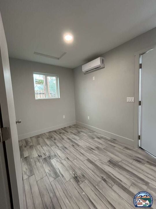 Photo - 1583 Lenrey Ave