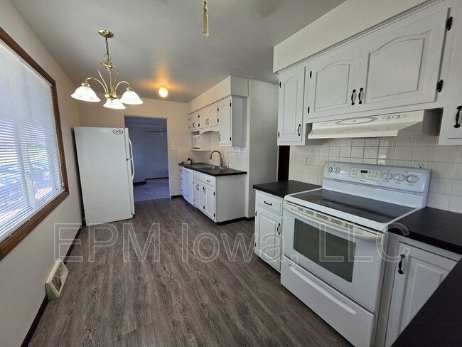 Photo - 4747 Danbury St NE