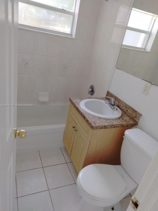 Photo - 1021 W 2nd St