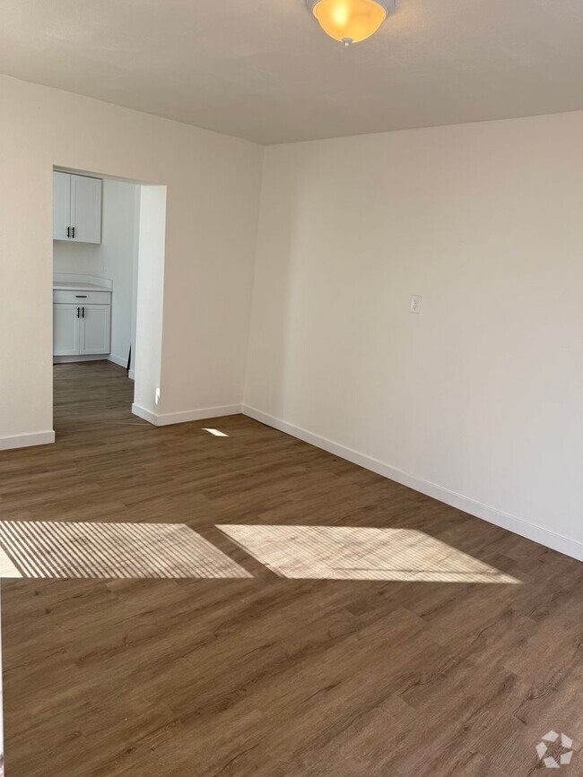 Building Photo - Main Level 1 Bed, 1 Bath Apartment in Old ... Unit 6