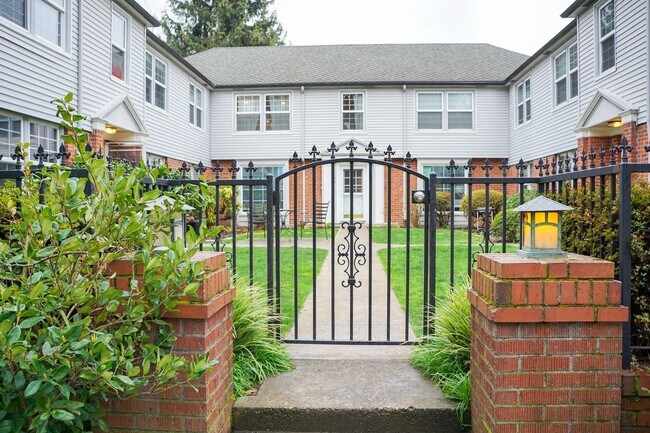 Building Photo - Fabulous Vintage 1-Bedroom Across the Street from Laurelhurst Park! Unit 05