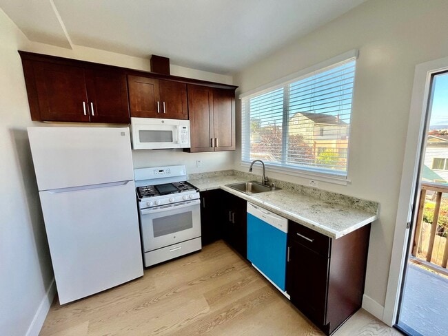 Photo - SPECTACULAR, TOP FLOOR 2 BED/1 BATH FULLY RENOVATED!!! Unit 1561