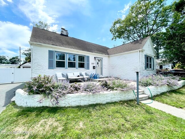 Photo - 254 Lawrence Ave