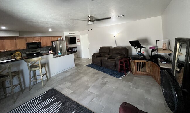 Kitchen great room - 1661 E Bishop Dr