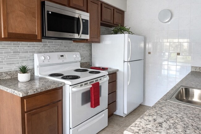 Studio - Kitchen - Pine View Apartments