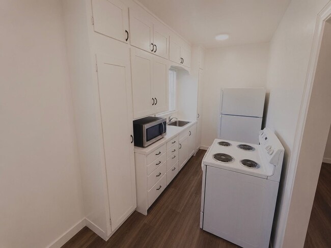 Building Photo - 404 S Van Buren St Unit Apt 2